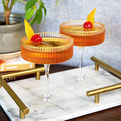 Viski coupe en usage servant un cocktail avec style
