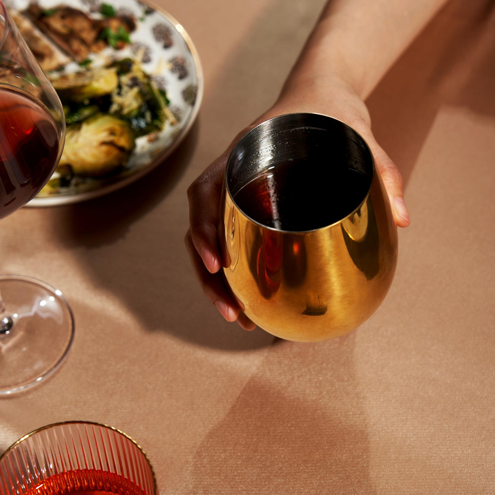 Viski sur chariot bar ajoutant un accent décoratif raffiné