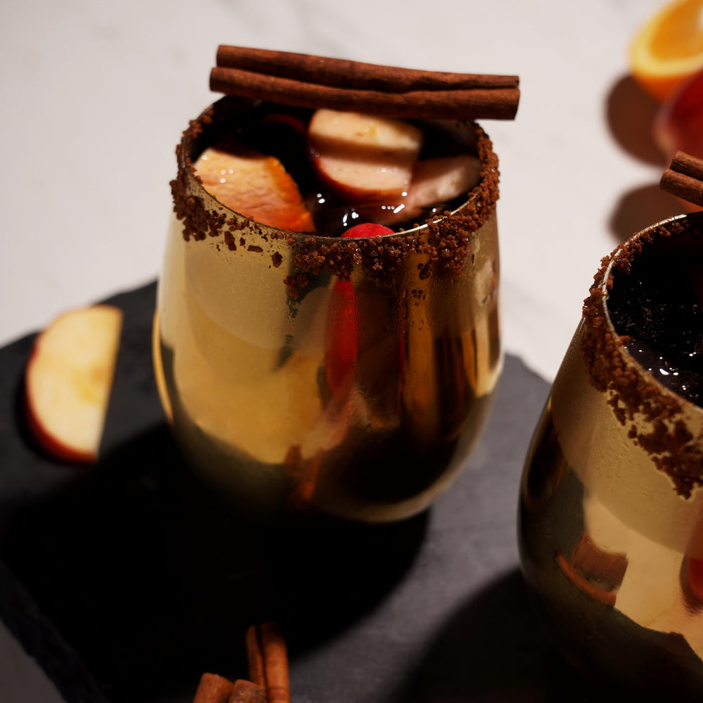 Viski verres en usage lors d’un pique-nique apportant style extérieur