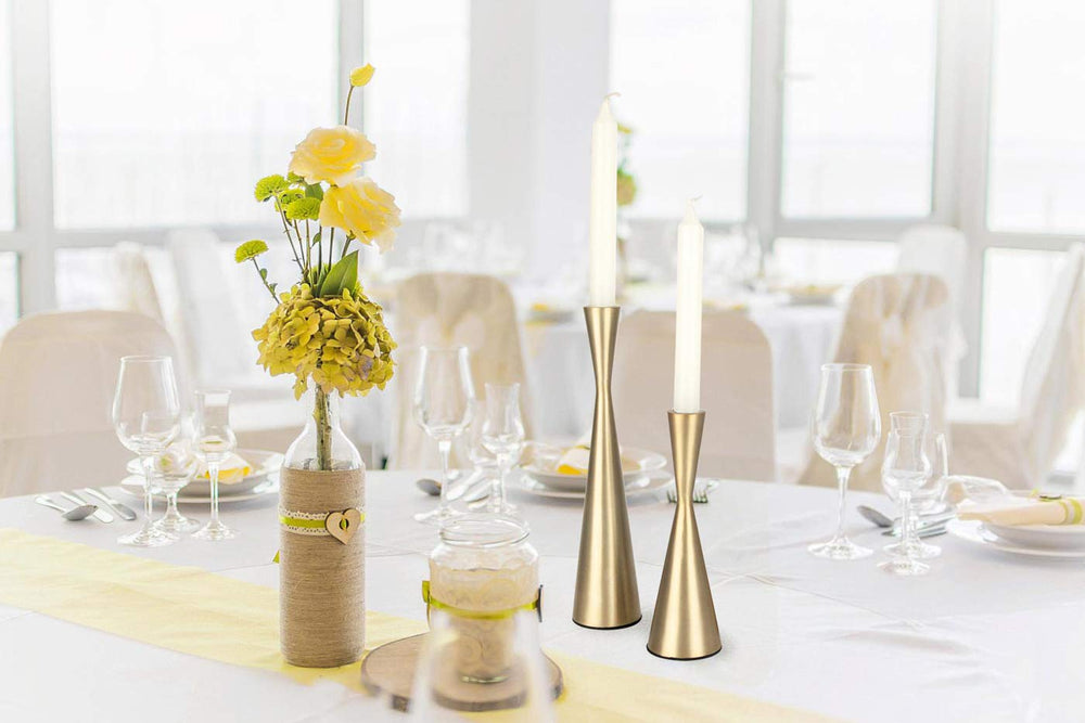 Vixdonos chandeliers posés sur une table dressée, ambiance chaleureuse