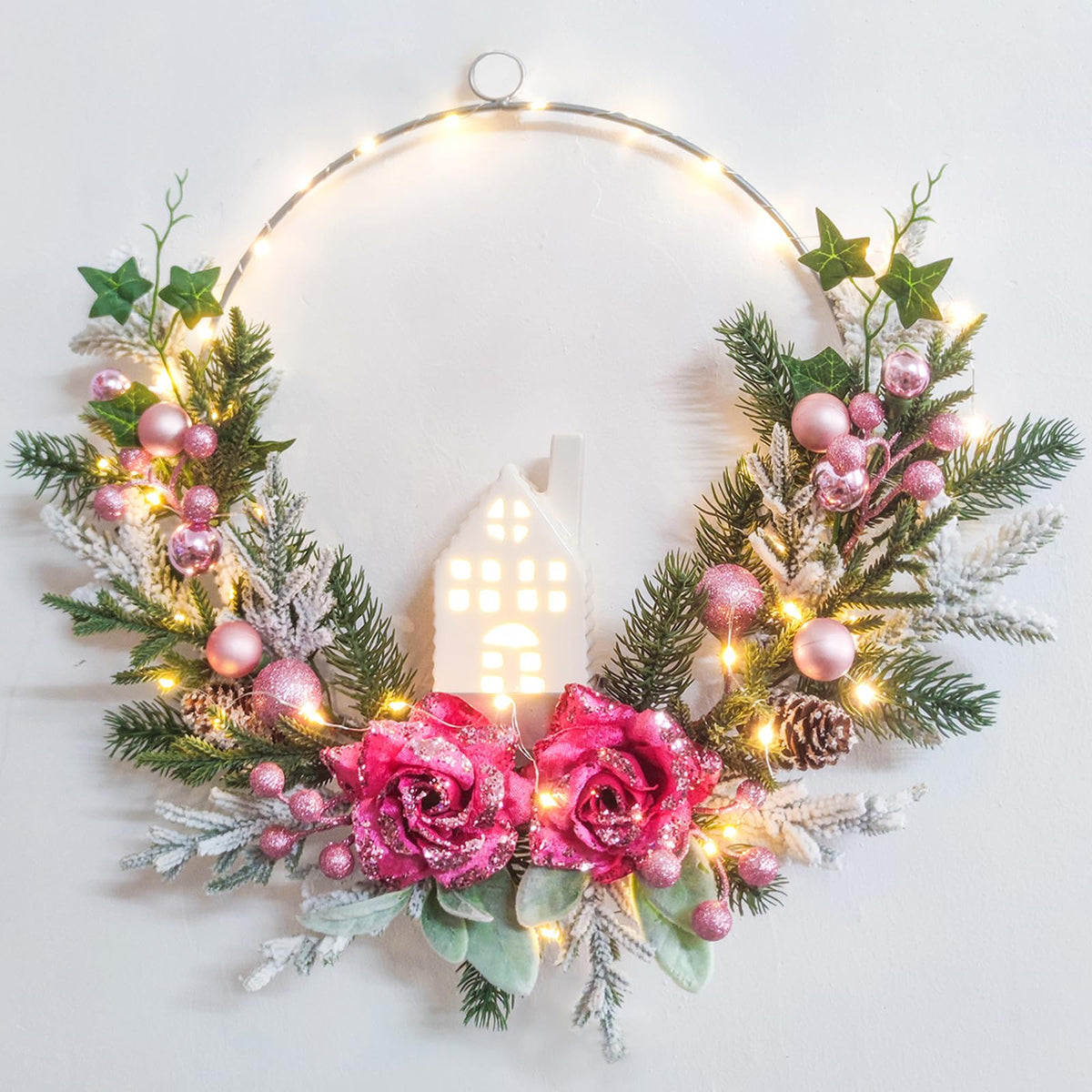 Vofuly couronne rose sur porte montrant style accueillant