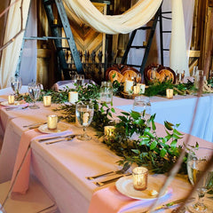 Volens photophores en usage sur table de mariage, créant ambiance