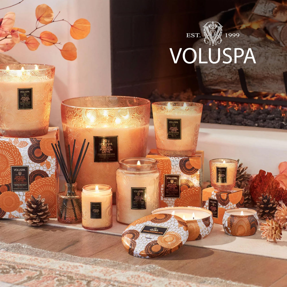 Voluspa ambiance salon bougie allumée créant atmosphère gourmande et réconfortante