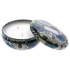 Voluspa avec éléments naturels bois de cade et brins de lavande pour évoquer le parfum