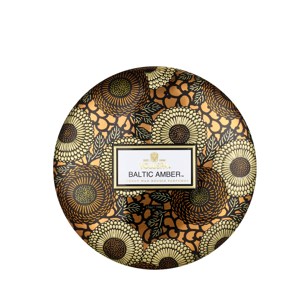 Voluspa Baltic Amber boîte face montrant l'étiquette élégante et un design décoratif