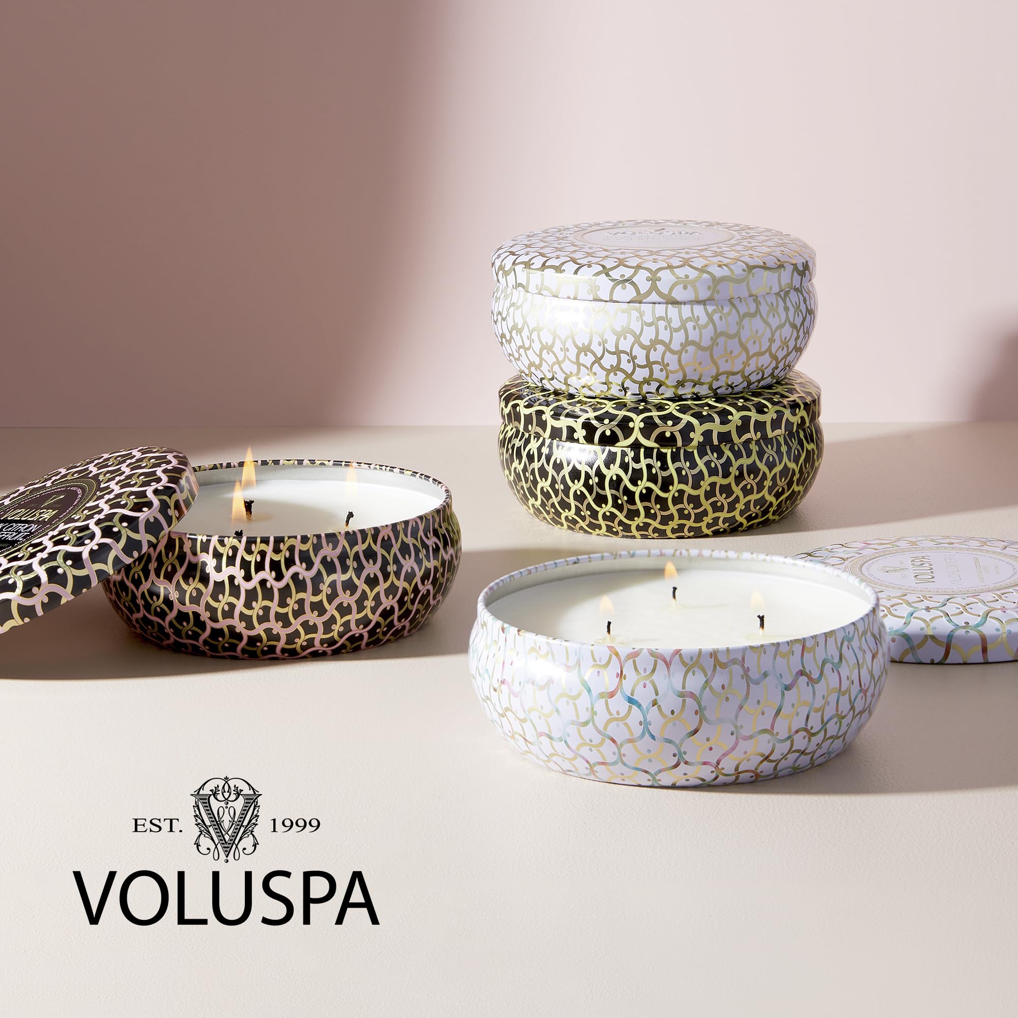 Voluspa Baltic Amber mise en scène salon créant une ambiance chaleureuse et sophistiquée