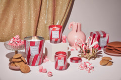 Voluspa bougie Crushed Candy Cane allumée sur une table, ambiance chaleureuse