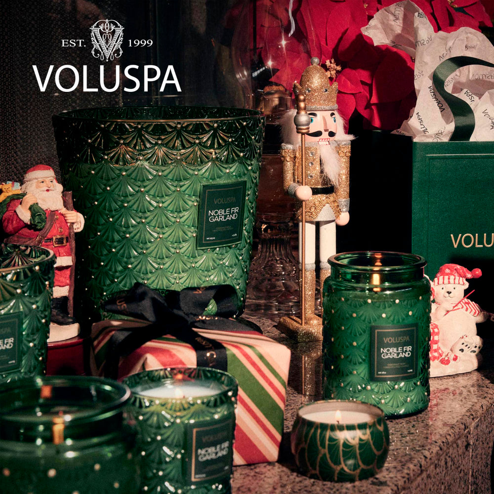 Voluspa étiquette détail illustrant notes parfumées et finition soignée