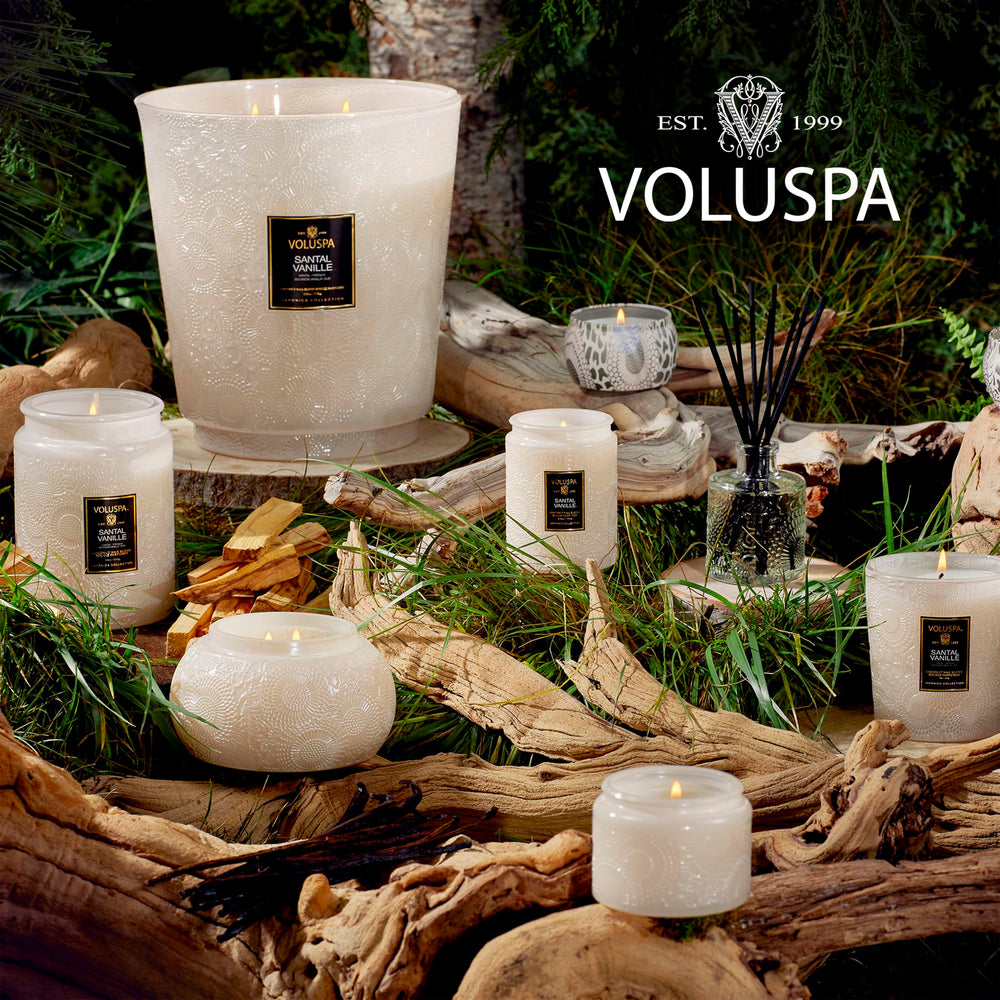 Voluspa santal vanille sur étagère décor créant ambiance chaleureuse chez soi