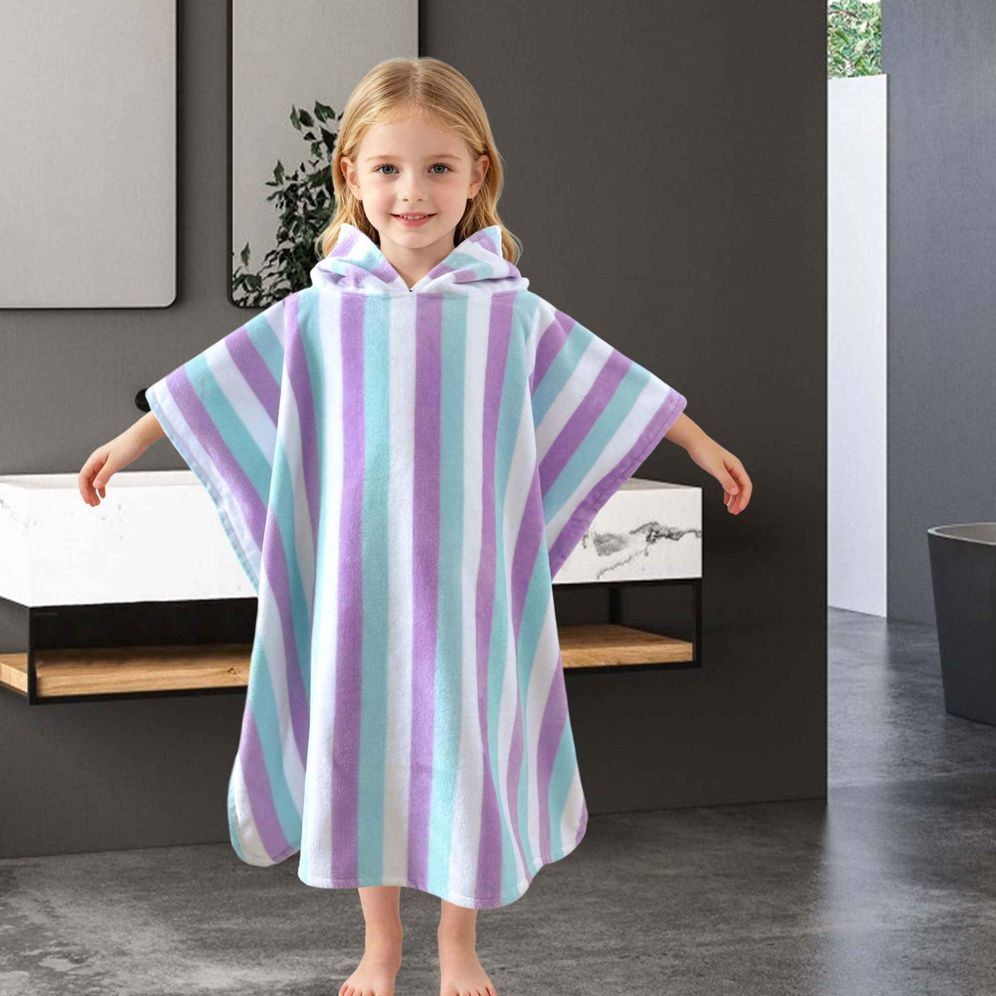 VOOVA & MOVAS enfant portant le poncho à la piscine facilitant le séchage