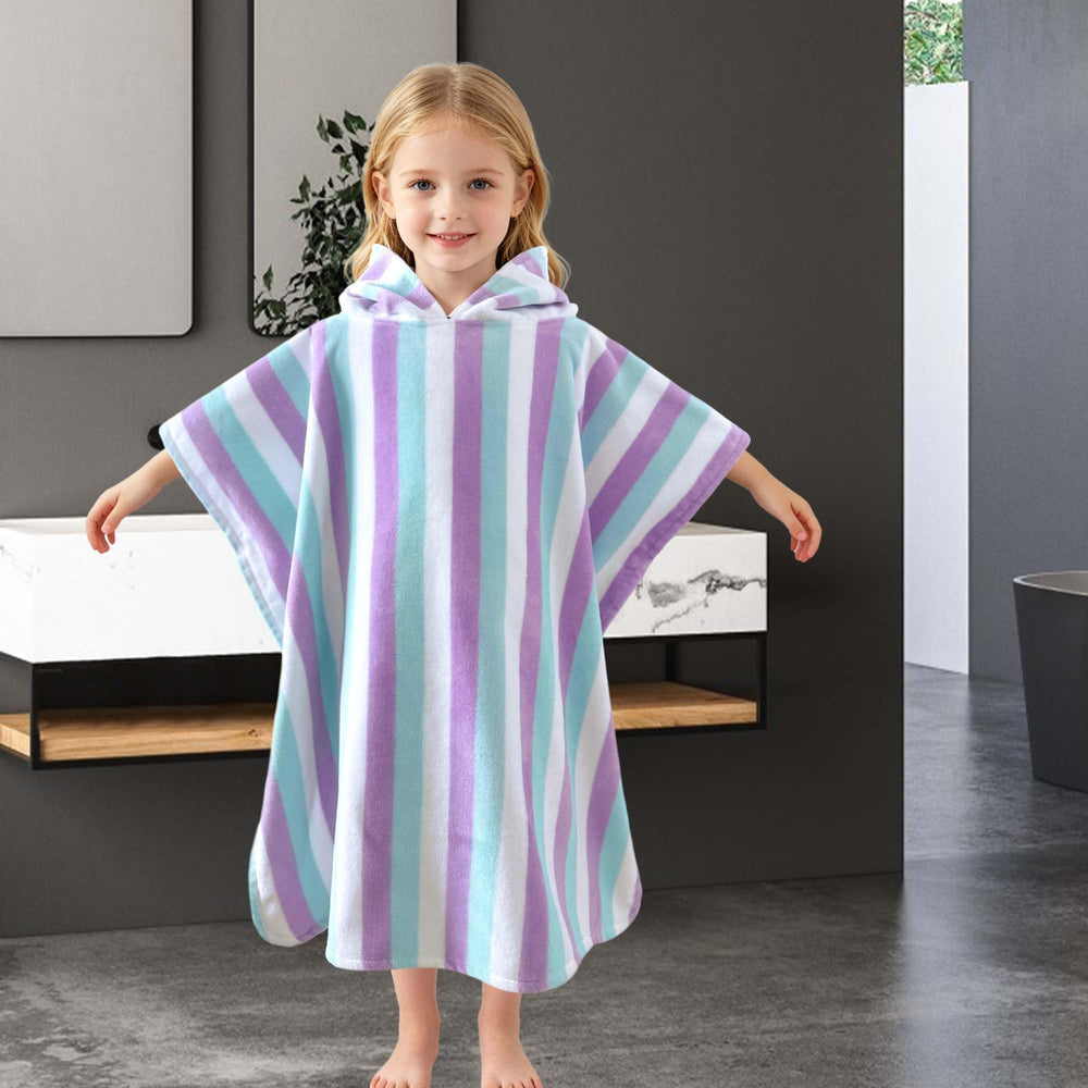 VOOVA & MOVAS enfant portant le poncho à la piscine facilitant le séchage
