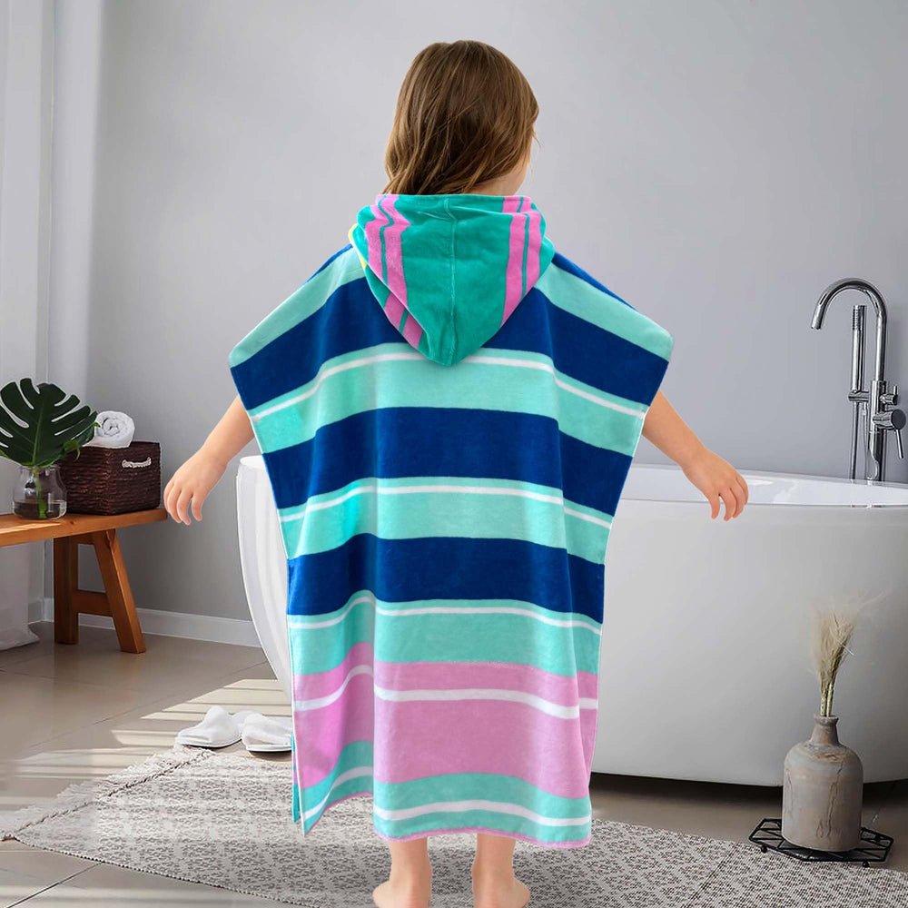 VOOVA & MOVAS poncho posé avec règle montrant taille 155x64 cm utile pour 6–10 ans