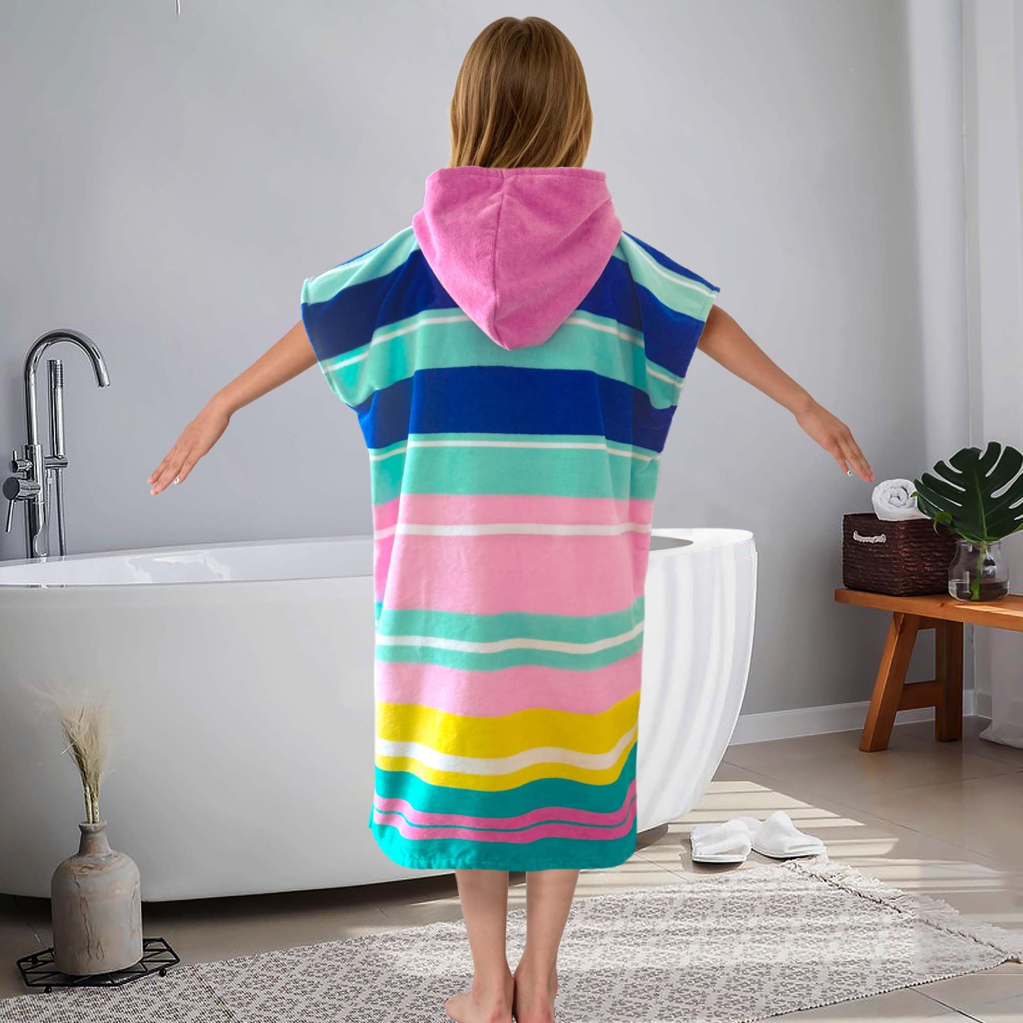 VOOVA & MOVAS poncho porté à la plage montrant polyvalence