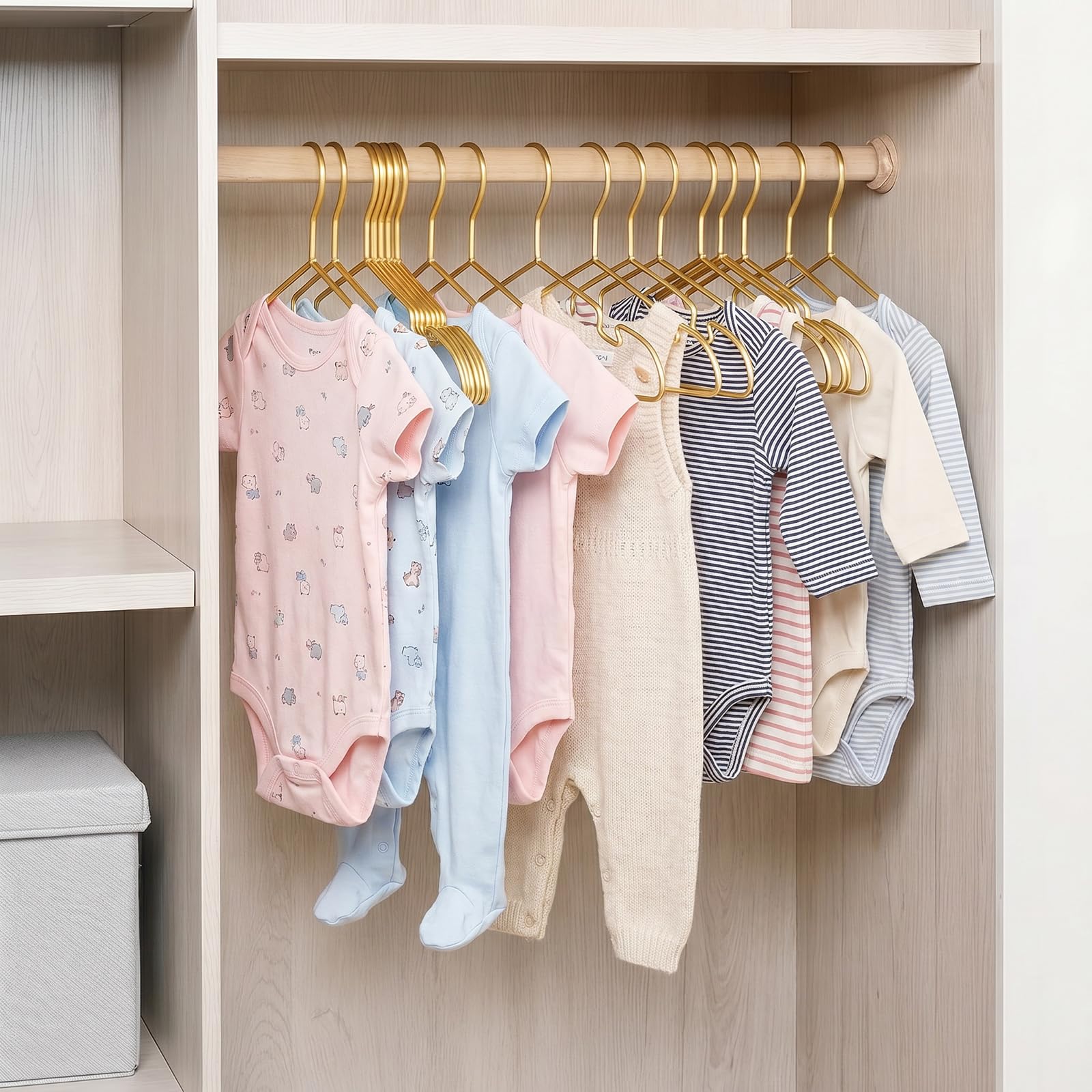 Cintres VWV dans chambre d’enfant stylée, apporte touche décorative