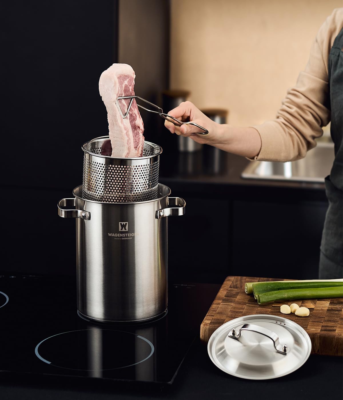 WAGENSTEIGER comparaison taille avec assiette montrant capacité familiale