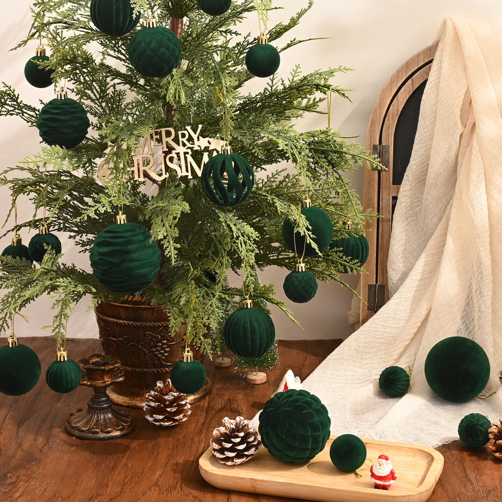 Waipfaru couronne ornée de boules pour une entrée festive raffinée