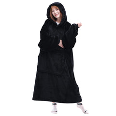 Waitu vue de face du hoodie noir montrant coupe oversize et capuche pour chaleur
