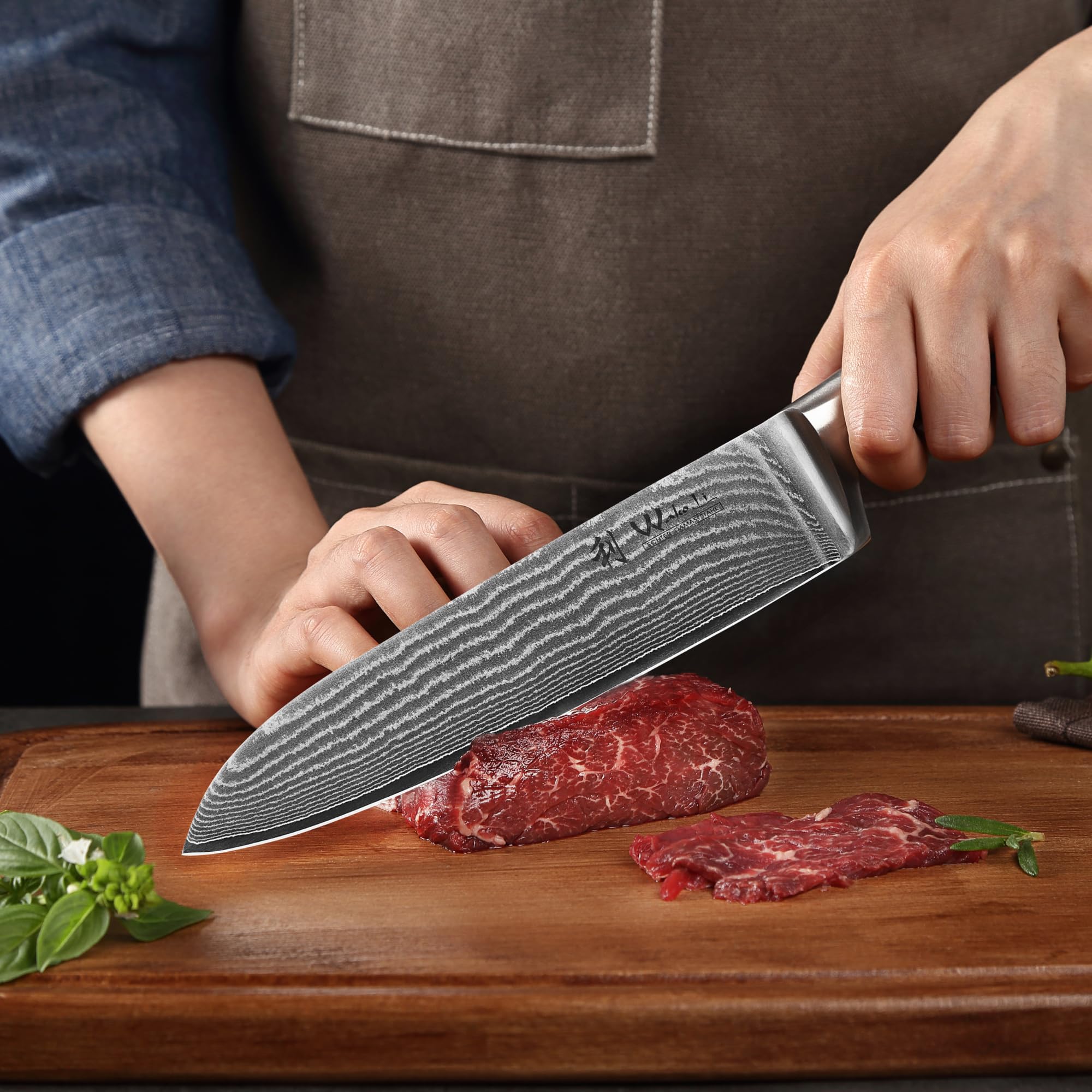 Wakoli petit Santoku tenu en main illustrant maniabilité et contrôle