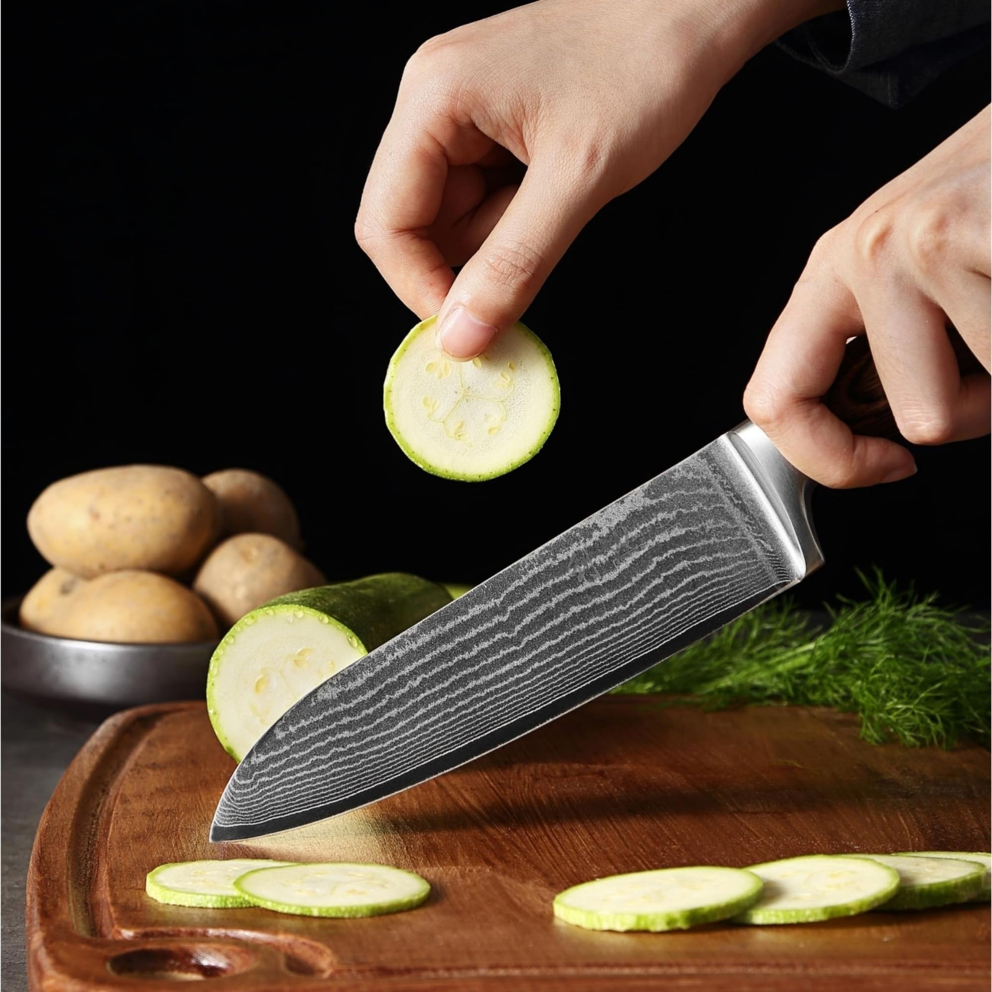 Wakoli couteau santoku en action découpant légumes, gain de temps