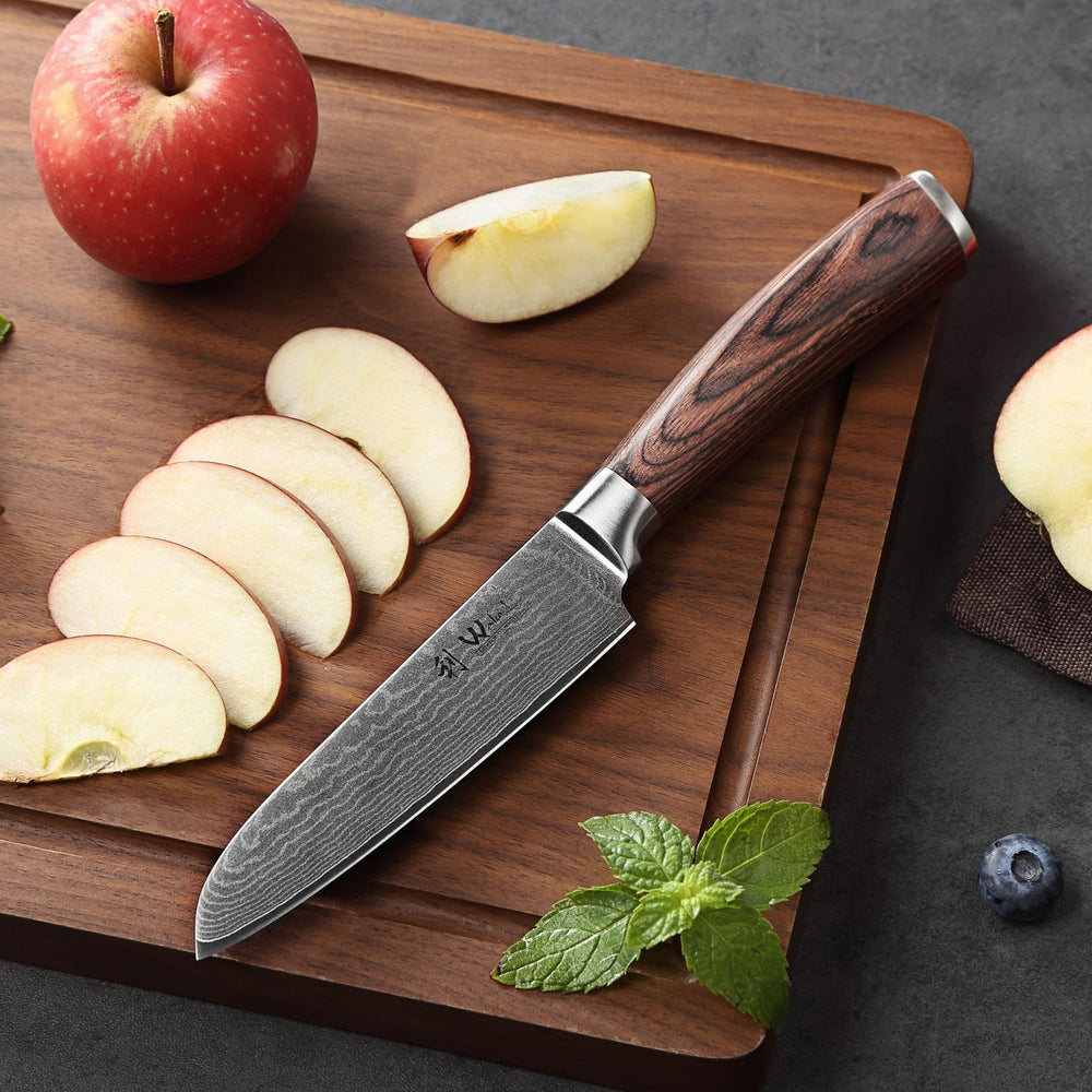 Wakoli duo de santokus posés sur une planche, polyvalence en cuisine
