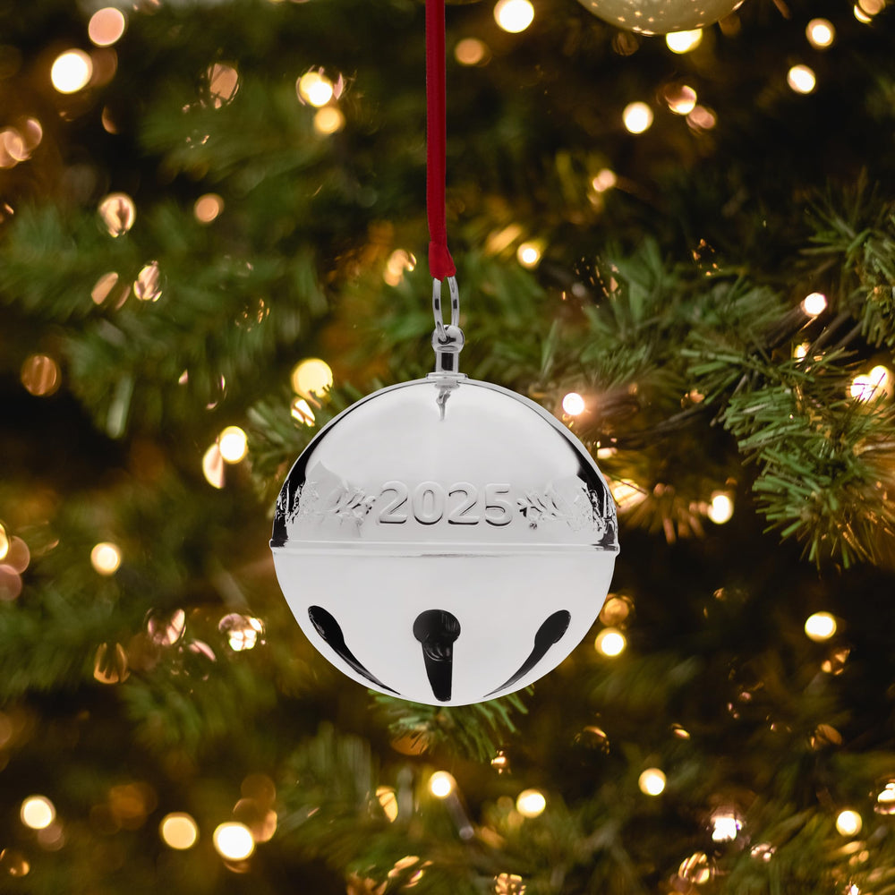 Wallace cloche suspendue au sapin crée atmosphère festive chaleureuse