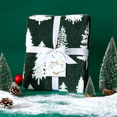 Détail motifs arbres de Noël WDCOZY verts et dorés pour ambiance festive instantanée