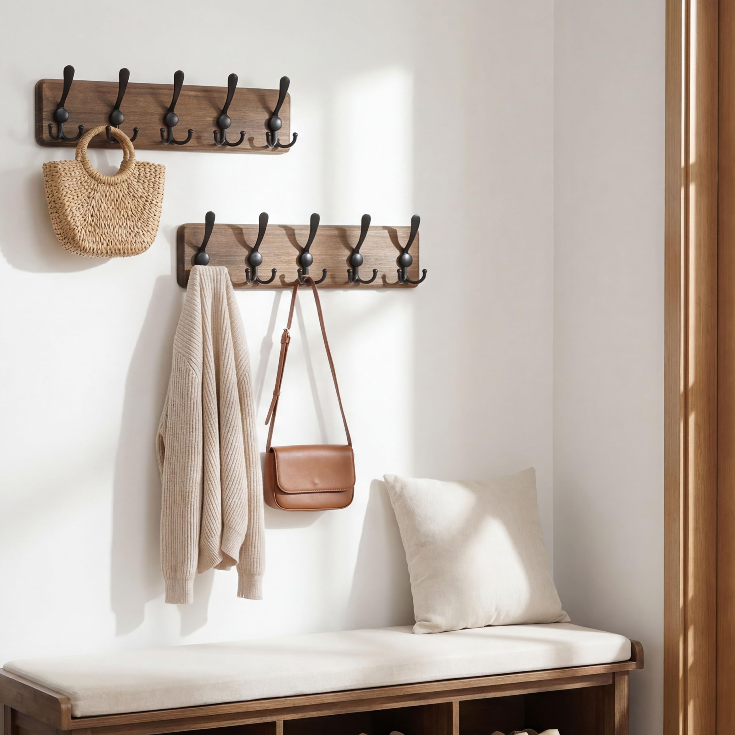 WEBI porte-manteau style farmhouse posé dans décor chaleureux
