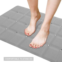 Webos tapis posé sur baignoire texturée offrant stabilité sans ventouses