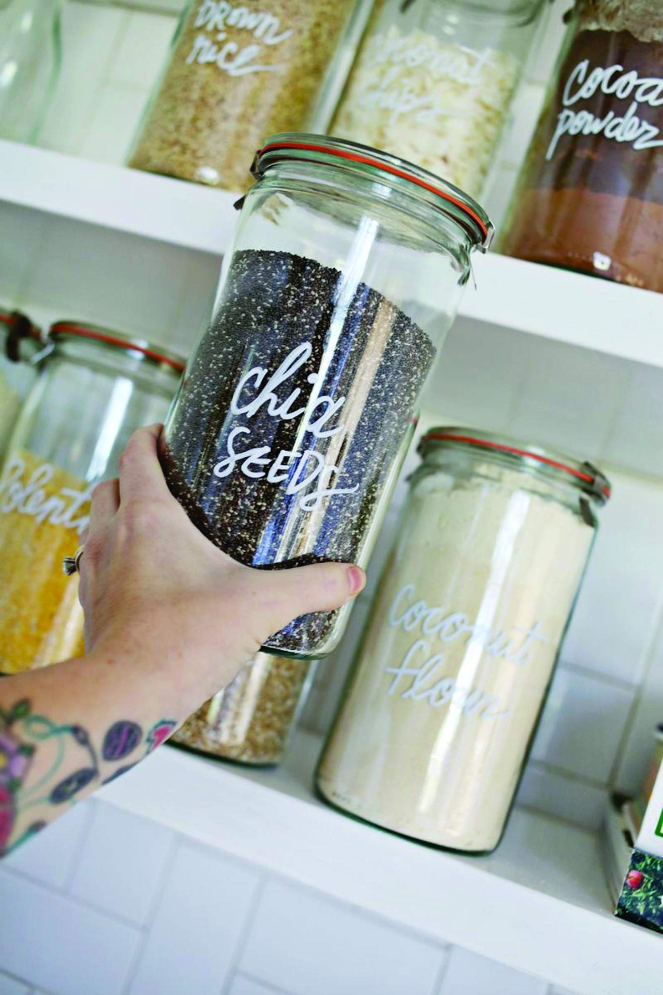 WECK bocaux décorant une cuisine remplis de conserves maison, utile pour présentation
