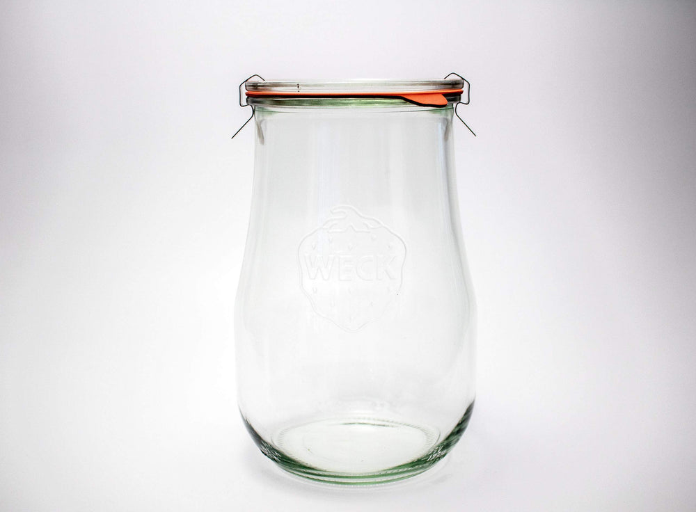 Weck jarre contenant levain sur plan de travail utile pour fermentation visible