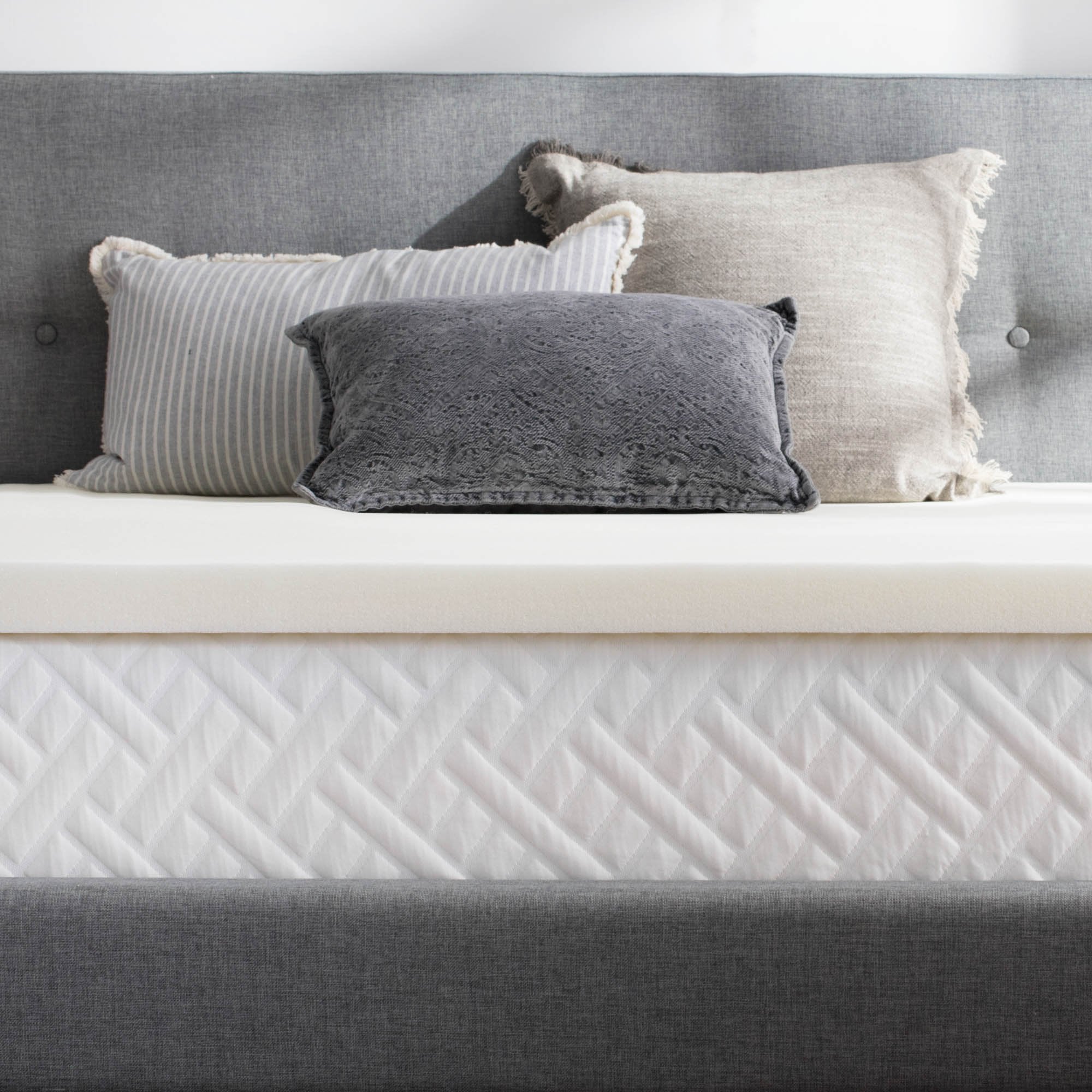 WEEKENDER surmatelas posé sur lit Twin illustrant soutien et accueil améliorés pour le dormeur
