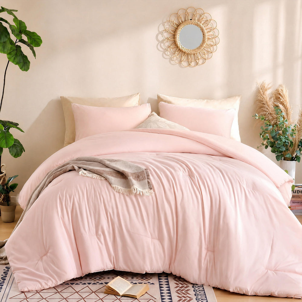 Weigelia couette full sur lit montrant couleur blush et finition élégante