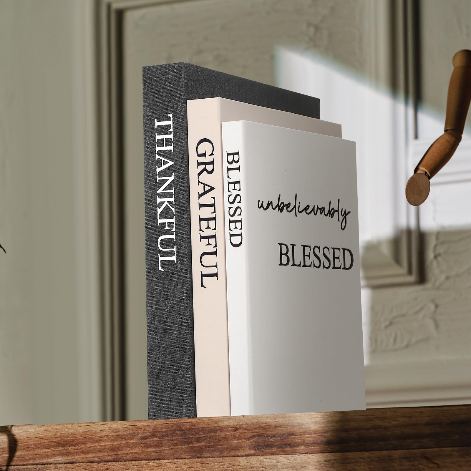 Weysat à côté d’une main pour comparaison taille pratique et proportionnée