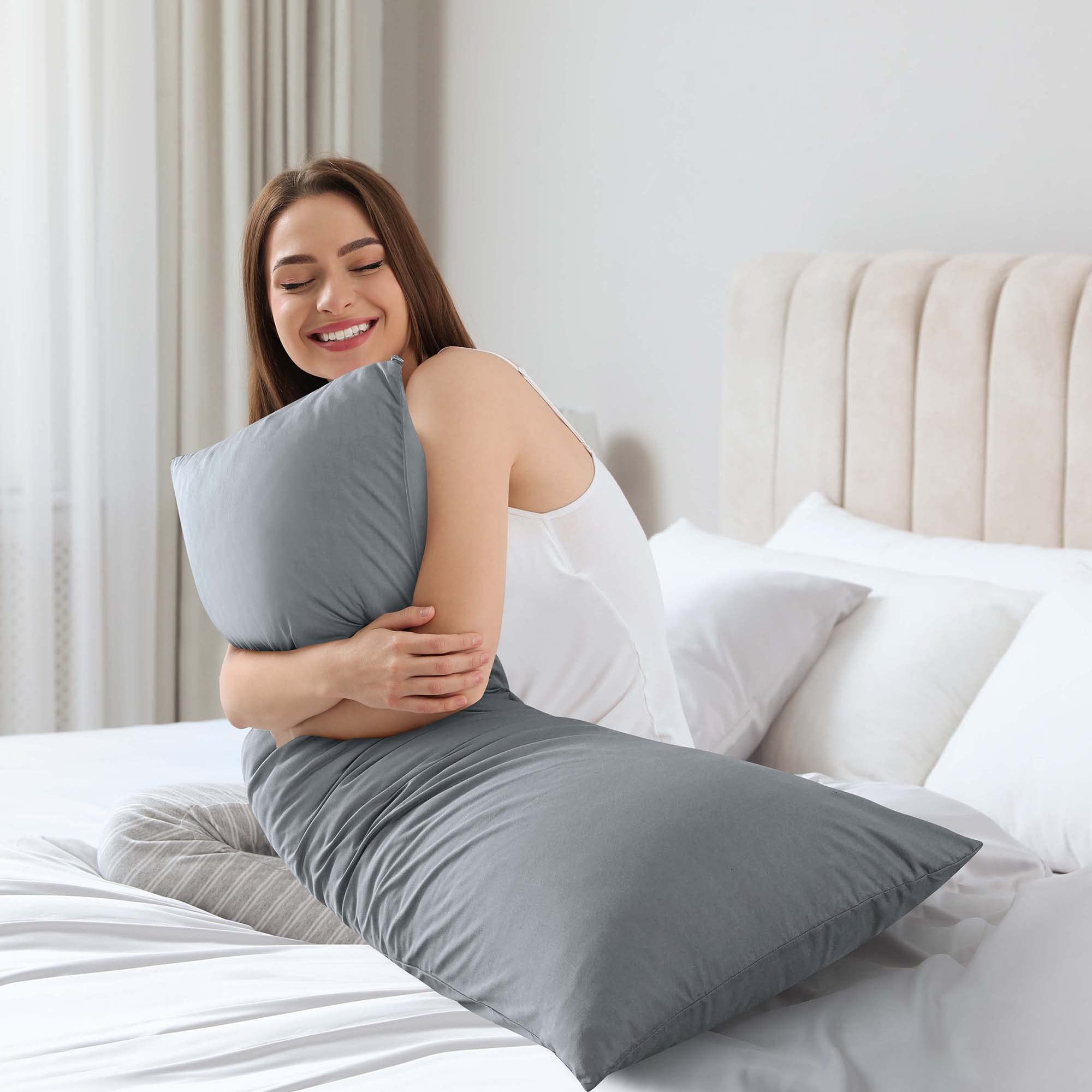 WhatsBedding oreiller mis à l'échelle à côté d'un adulte pour dimension