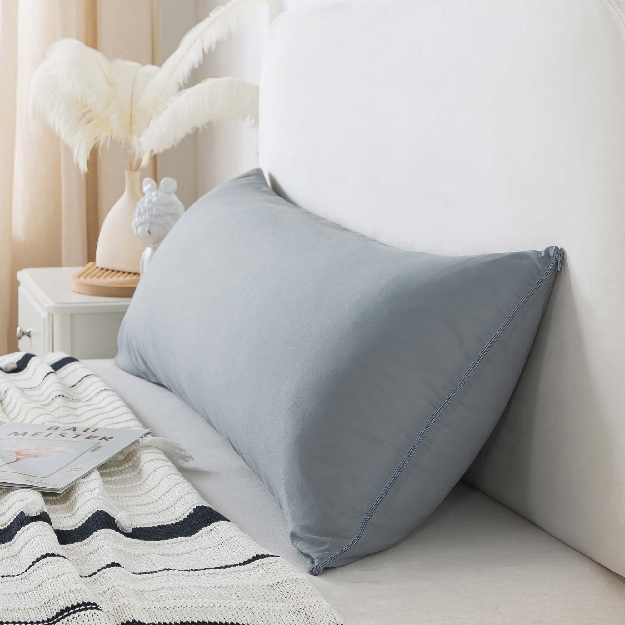 WhatsBedding coussin utilisé au lit par un adulte pour confort latéral