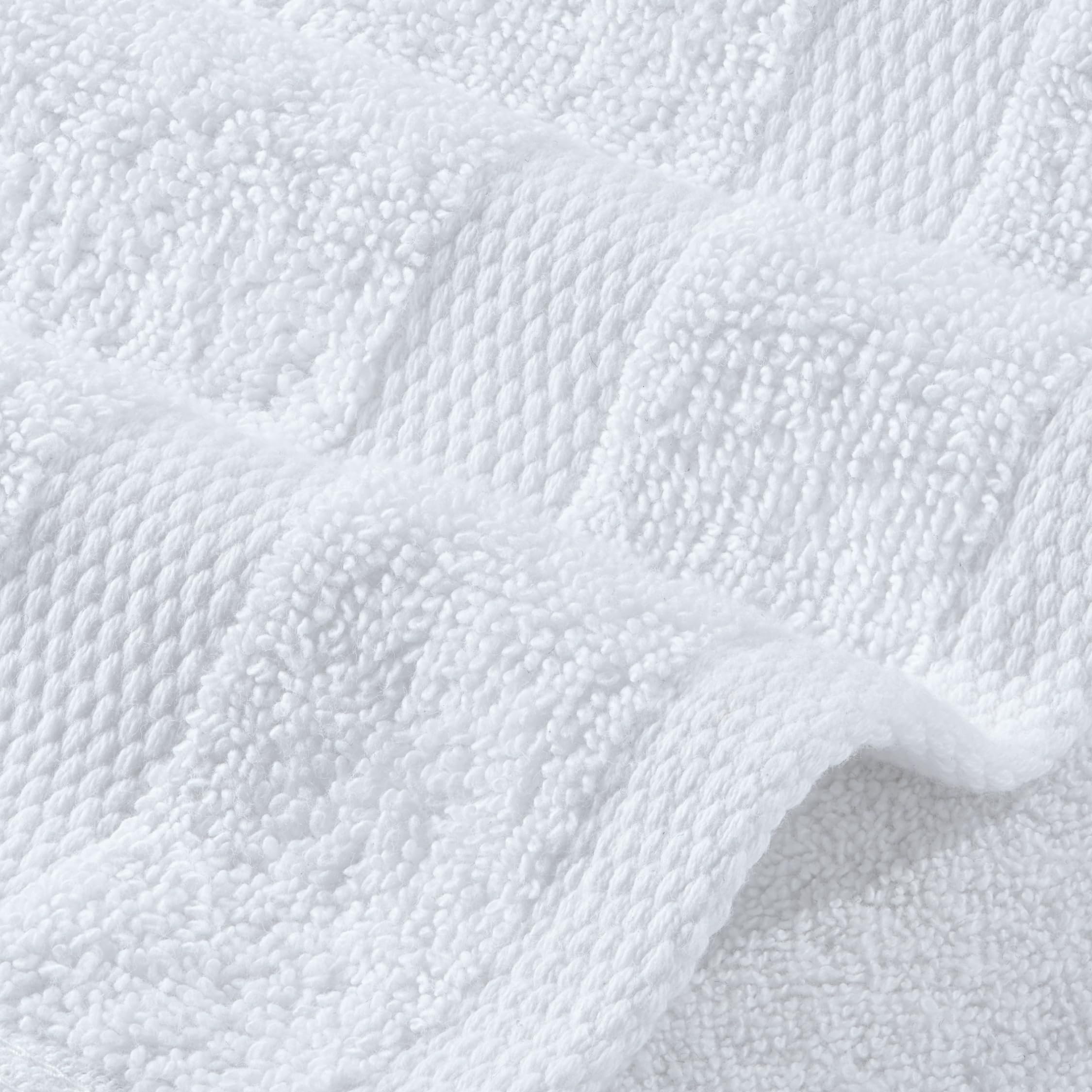 Serviette White Classic Wealuxe en ambiance spa illustrant confort et présentation professionnelle