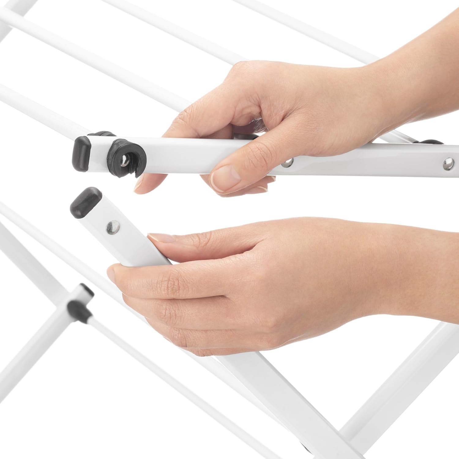Whitmor étendoir comparé à un cintre pour visualiser la taille