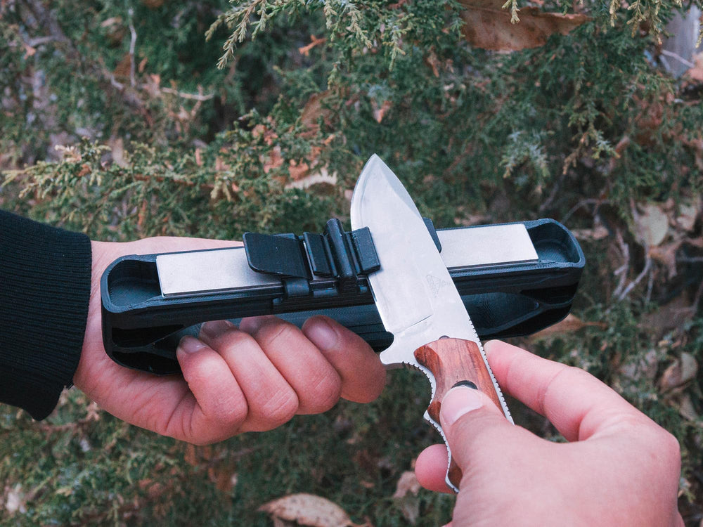 Wicked Edge en usage sur un couteau au camp offrant affûtage portable