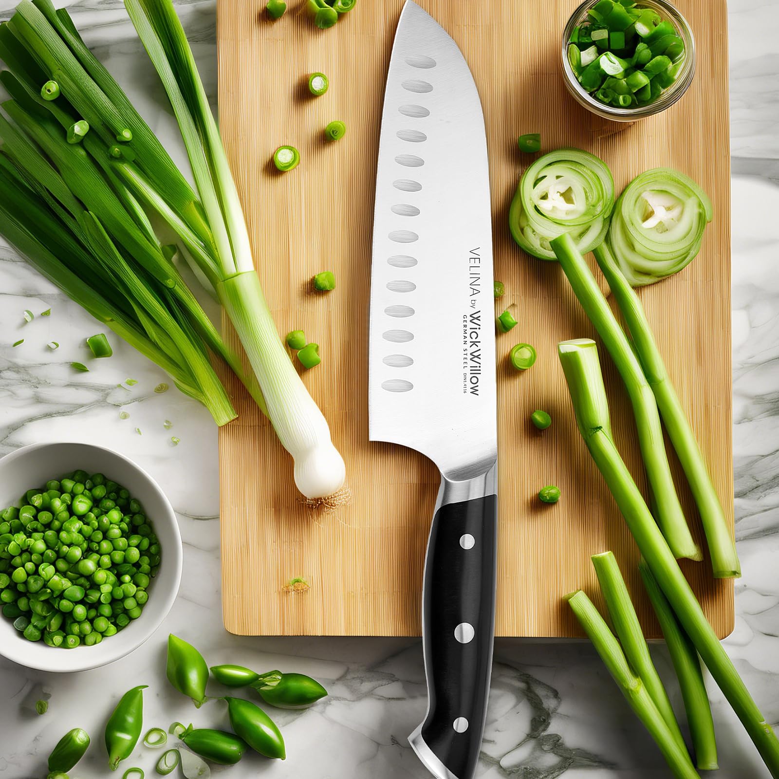 Ambiance cuisine avec WICKWILLOW sur planche, outil pratique pour préparations