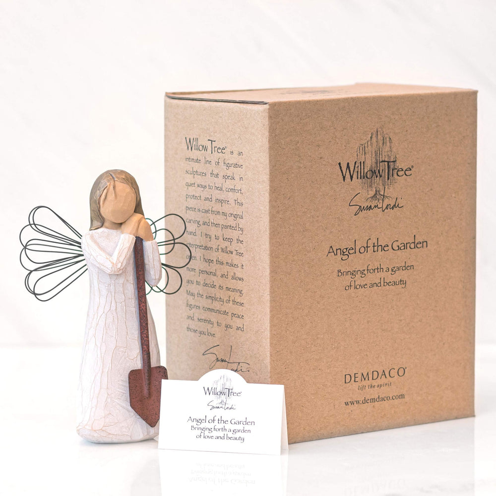 Willow Tree figurine posée en décor de jardin intérieur apporte charme
