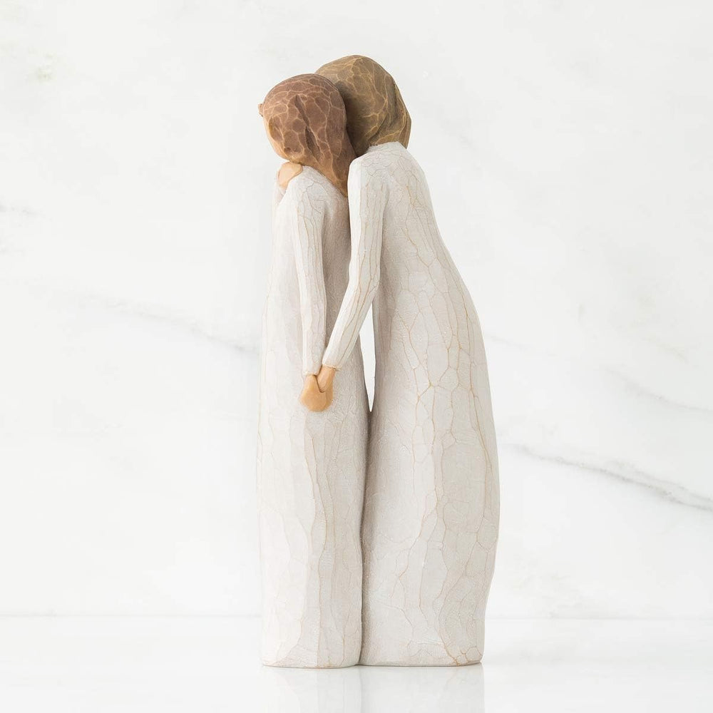 Willow Tree figurine tenue en main illustrant taille pratique et impact décoratif