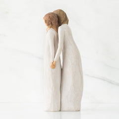 Willow Tree figurine tenue en main illustrant taille pratique et impact décoratif