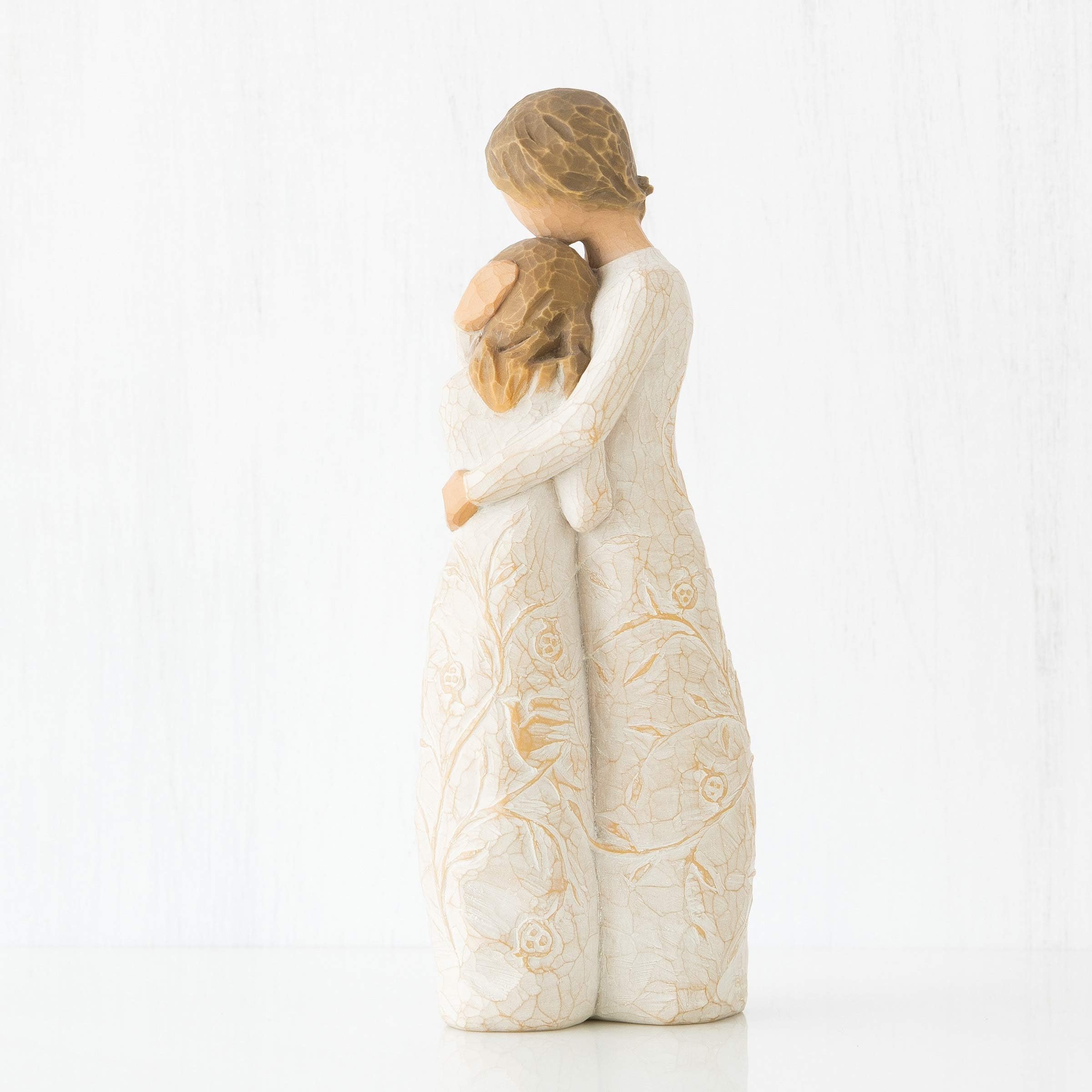 Willow Tree gros plan sur visages sculptés, expression douce et expressive