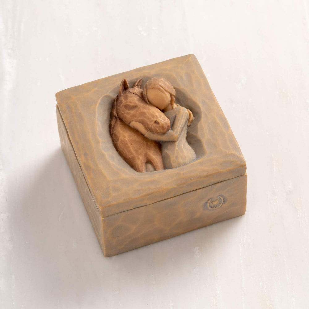 Willow Tree gros plan sur bas-relief fille et cheval pour émotion tactile