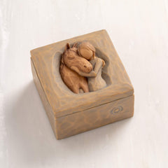 Willow Tree gros plan sur bas-relief fille et cheval pour émotion tactile