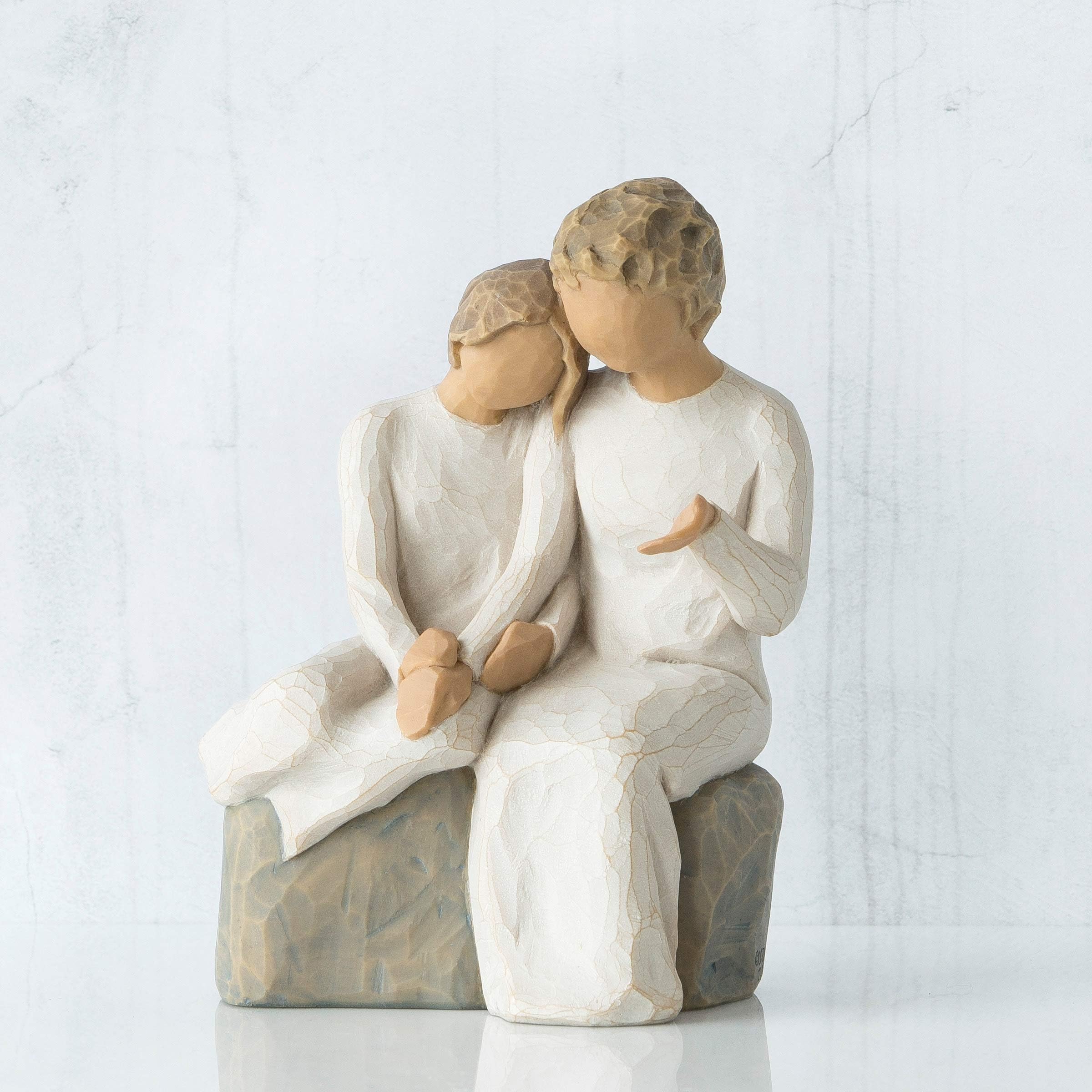 Willow Tree gros plan des mains sculptées montrant tendresse