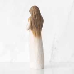 Willow Tree profil mains entourant la flamme montrant protection et tendresse