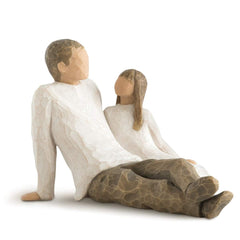 Willow Tree figurine face avant montrant le père et la fille, transmet une émotion chaleureuse