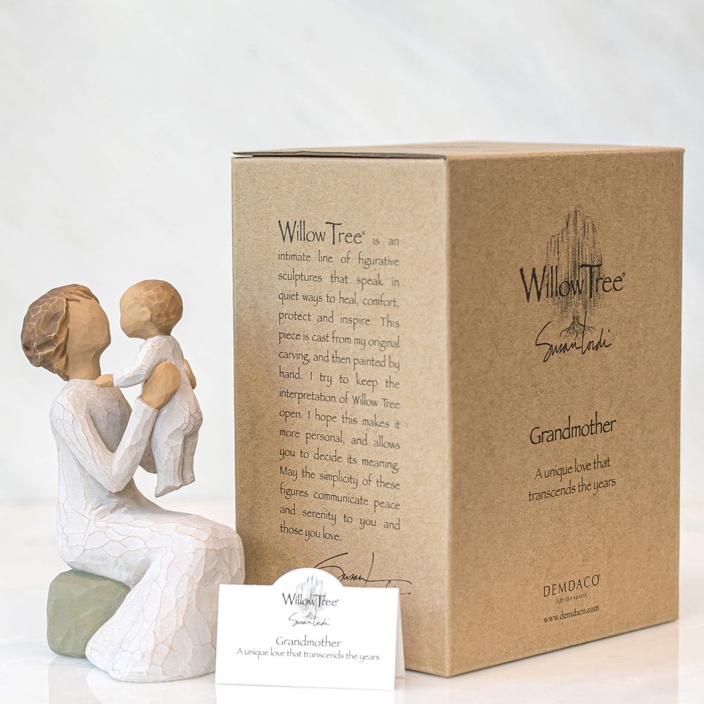 Willow Tree Grandmother boîte cadeau ouverte montrant emballage prêt à offrir