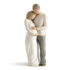Willow Tree figurine vue de face montrant le couple embrassé et l'émotion